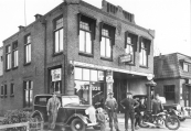 Het personeel van Hendrikus de Boer posseerde in 1933 met een nieuwe auto en een BSA motor model 1934. Links Beene Roelinga, de jeugdige zoon Oeds de Boer zit op de bumper van de auto. Anne Roelinga staat met z'n handen in de zij.