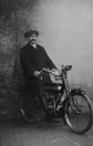 De hier afgebeelde heer Jelsma zit op een Engelse motorfiets merk Raglan uit 1914. Jelsma was leerling machinist bij Tjitse Mast op de olieslagerij aan de Kerkewal te Gorredijk.
(Kermisfoto)