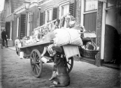 H.Haanstra met zijn hondekar aan de Langewal in Kortezwaag.