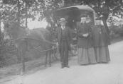 Anton Mensinga, bierbotteler, scheerbaas, koperslager en rijwielhandelaar met zijn vrouw Joukje Joustra en haar zuster Jenne.