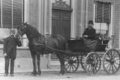 Dr. Ebbinge in de koets voor zijn huis op de hoek Nijewei/ Hegedyk (afgebroken).