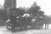 Met de Hansa Lioyd auto in het Duitse bergland. V.l.n.r. Fokke de Jong, John Beenen, de plaatselijke hotelhouder, Hennie Jonkers (stuur), de vrouw van de hotelhouder, Gerrit Sijtsema en Jan v/d Vegt.