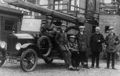 In 1932 werd door de vrijwillige brandweer te Gorredijk een nieuwe brandspuit in gebruik genomen. Hier staan de spuitgasten bij de auto. V.L.N.R. Gerrit Roelinga, Hendrik Jongbloed, Hendrik Heringa, Hans de Boer, Engbert Posthuma en Gerrit Wagenaar.