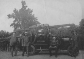 De Gorredijkster brandweer met haar personeel. V.L.N.R.: Gerard Brons, Engbert Posthuma, Gerrit Wagenaar, Anne de Jong (chauffeur), Hendrik Jongbloed op de treeplank en Hans Veldkamp.