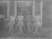 Geesje van der Muur (rechts) met 3 vriendinnen.