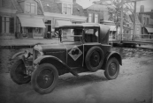 De auto van Harm Piersma staat hier voor zijn huis aan de Brouwerswal nabij Bleekers brége.
(Kenteken B15668: Harm Piersma, Gorredijk, gemeente Opsterland. Afgegeven: 2-10-1930)