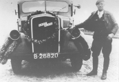 Hier staat Koen Oenema bij zijn Opel Blitz met geblindeerde koplampen. Bij welke feestelijke gelegenheid de foto gemaakt is is niet bekend. Het zal in elk geval tijdens de oorlogsjaren 1940-1945 geweest zijn.
(Kenteken B26820: Konrad Karel Venema, Gorredijk, gemeente Opsterland. Afgegeven: 10-12-1940
Firma Gorredijkster Auto - Transportbedrijf, Gorredijk, gemeente Opsterland (Stationsweg ). Afgegeven: 5-9-1949 (Overgeschreven)
