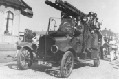 In de bevrijdingsoptocht in mei 1945 deed ook de brandweerauto mee. Chauffeur was Anne de Jong en aan de rechterkant zit o.a. Hendrik Heringa. Het is nog steeds de auto die in 1932 werd aangeschaft.

De foto is makke op de Stationswei op ‘e Gerdyk. Hans de Jong hat him een pear kear yn De Woudklank pleatst. Hy hie him krige fan Gerard Zondervan. Op de foto steane sjauffeur Anne Willems de Jong, Gerrit Roelinga (linksboven) en yn it oare rygje sit noch Hendrik Heringa. De foto is makke by in befrijingsoptocht, miskien yn april 1950. Doe’t de auto op 9 maart 1942 by de brân oan de Langewâl stie gie it hast mis. Yn syn Plaatsje mei in Praatsje fan 7 oktober 1942 skreau Hans de Jong: Angstig voor de Gorredijkster Brandweer werd het toen de vuurhaard te dicht naderde. Gerrit Roelinga, medechauffeur naast Anne Willems de Jong, lukt het maar niet de automotor aan de praat te krijgen. Pas op het allerlaatste moment lukte het hem toch de blusauto te verrijden. 
(Bron: Jac. Stienstra)

De Ford TT autospuit met Van der Ploeg opbouw uit 1924 met kenteken B-12259 deed dienst bij het brandweerkorps van Gorredijk tot 1950 toen het vervangen werd door een nieuwe Ford autospuit.