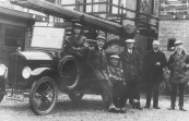 In 1932 schafte de gemeente Opsterland een nieuwe spuit aan voor de vrijwillige brandweer te Gorredijk. De vaste bemanning bestond toen uit: v.l.n.r. Gerrit Roelinga, Hendrik Jongbloed, Hendrik Heringa, Hans de Boer, Engbert Posthuma en Gerrit Wagenaar.