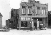 Door de steeg tussen woonhuis en garage van Hendrikus de Boer zijn de achtergelegen weilanden zichtbaar. Deze in 1940 gemaakte foto bleef niet ongeschonden.