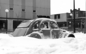 Winters beeld in februari 1979. Een harde wind zorgde voor sneeuwduinen zoals hier aan de Langewal.