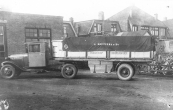 Johannes Willems Houtstra en later zijn zoon Jan, hadden eerst een schip waarmee zij de beurtdienst van Gorredijk op Appelscha onderhielden. Bij de opkomst van het wegverkeer kochten zij een vrachtauto waarmee zij dezelfde plaatsen aandeden. Hier staat hun nieuwe aanwinst achter garage van Hendrikus de Boer aan de Stationsweg.