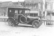 In de voormalige Koornbeurs hadden Klaas Kuipers en Anne de Jong in de twintiger jaren een auto verhuurinrichting. Hier staat één van hun vehikels op de Brouwerswal met Egbert, zoon van Klaas Kuipers ernaast. Anne de Jong trad later uit de combinatie en opende een radiozaak aan de Zuid-West Dubbelestraat. Ook daar verhuurde hij auto's.