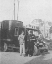 Gorredijk. Truck en trailer van Vleeshouwer bij de Westerhaven in Groningen. Bij de auto De Hoop (r). Co., Gorredijk, gemeente Opsterland. Afgegeven: 30-07-1931 (Bron: Albert Buursma en Wim Mollema.
Deze trekker met oplegger is ouder dan het kenteken dat hij kreeg. Deze Chevrolet is vermoedelijk van rond 1927 en dus vermoedelijk tweedehands gekocht door de firma Vleeshouwer in 1931.