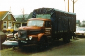 De truck van Steffen van der Werf met daarachter nog net zichtbaar zijn beurtschip de Tjerk Hiddes.