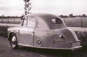 Een heel bijzonder voertuig ziet U op deze foto's. Dhr.Henk Hoen uit Gorredijk bouwde in 1957 een door hem zelf ontworpen auto waar hij, zijn vrouw en twee kleine kinderen inpasten. Hij klopte uit 1,5mm dikke aluminium plaat de carrosserie, en monteerde deze op een zelf ontworpen buizenchassis. Voor de aandrijving gebruikte hij een 200cc Sachs motor en versnellingsbak uit een motorbakfiets met 3 versnellingen vooruit en 1 achteruit. De topsnelheid was 60 km en het verbruik 1 op 25. Hij werkte 2 jaar aan dit project in zijn vrije tijd. Een werkweek bestond toen nog uit 6 dagen. De familie reed na uitgebreide testritten nog jaren in deze eenling. Henk Hoen junior zoekt naar meer gegevens en wil graag weten of deze auto nog bestaat. Dit verhaal las ik in het blad Auto Motor klassiek. Ik heb de auto gekend. Beets is Nij Beets, gemeente Opsterland. Hans Hoen woonde aan de Hegedyk in Gorredijk. 