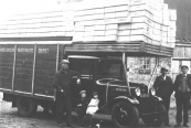 Deze Fordtruck was eigendom van mijn vader, vrachtrijder Gerrit de Vries uit Gorredijk. De foto is genomen achter zijn woning aan de Brouwerswal. De truck vervoerde hier lege gistkistjes i.o.v. gisthandelaar L.v.d.Muur uit Gorredijk. Op de zijkant staat de tekst: Dagelijkse Vrachtauto Dienst Gorredijk – Heerenveen via Jonkersland – Langezwaag – Knijpe G.de Vries Op de kistjes staat: Koningsgist Op de foto v.l.n.r.: Gerrit de Vries, buurjongen Henkie Alstein (later geëmigreerd naar Canada), Gretha de Vries (latere echtgenote van Feike Bruinsma), Roelof de Haan (in 1952 geëmigreerd naar Australië) en Tjitze Reekers. De foto dateert uit beginjaren dertig. (foto: 1322. Bron: Joop de Vries, Gorredijk) 
(Kenteken B18147,Gerrit de Vries, Gorredijk, gemeente Opsterland. Afgegeven: 19-9-1932)