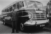 Een bus van Gorredijkster Transportonderneming De GATO. Hetzelfde nummer zat voorheen op een Chevrolet vrachtauto.(zie volgende foto). Naast de bus (DAF) chauffeur Gerrit de Vries uit Gorredijk. De foto is van ongeveer 1952. 