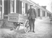 De bakkerskar van W. Blaauw aan de Langewal te Kortezwaag.