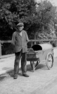 Gemeentelijke straatveger Jan Fokkema op 2 augusts 1951 aan de Nijewei.