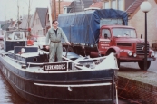 Steffen op zijn beurtschip de Tjerk Hiddes. Op de wal staat zijn vrachtauto.