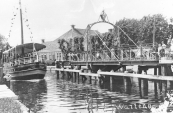 Beurtschepen lagen zondags voor de wal, een mooie gelegenheid voor het houden van een pleziervaart. Hier passeert het beurtschip van Gorredijk op Leeuwarden de brug in Wartena met een gezelschap aan boord.