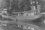 Het beurtschip van Greelt Reins Zijlstra dat op Amsterdam voer had een vaste ligplaats aan de Singel. In 1906 was daar ook een bode-adres.