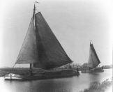 Twee zeilende vrachtschepen in de  Nijefeart onder Terwispel.