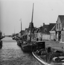 Vooraan ligt het vrachtschip van de Gebroeders v/d Klok, het derde schip is de Tjerk Hiddes van Bauke v/d Werf.