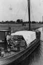 Steffen v/d Werf met zijn beurtschip Tjerk Hiddes op weg naar Sneek. Hij had de groentekwekers Van der Schoot, Kussendrager en Van der Wal als vaste klanten om hun producten naar de veiling in Sneek te brengen.