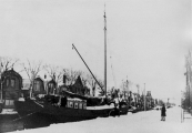 Het beurtschip van Rein en Berend Zijlstra dat op Amsterdam voer ligt hier op de thuisbasis aan de Molenwal. Er lag een motor in het schip maar bij gunstige wind werd er gezeild.