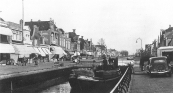 Rechts de auto van Witte Numan, een Citroën Traction Avant 11 BL. Ook wel Wieltje genaamd, Kenteken op naam van Witte Numan, Gorredijk, gemeente Opsterland. Afgegeven: 8-6-1931