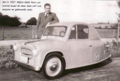 De door Dhr. Henk Hoen in 1957 zelfontworpen en gebouwde auto. 
Hans Hoen posseert naast Henk zijn voertuig.Hans woonde aan de Hegedyk in Gorredijk. 