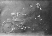 Dit is Hendrik Wiebertus Reinout Jonkers met op de duo Hiltje de Glee Jonkers. De heer Jonkers was eigenaar van Jonkers kinderwagenfabriek te Gorredijk. Zij zitten op een FN 4 cylinder van 1914 model 700 7hp 748 cc. Deze motor had een mechanische oliepomp en was een zijklepper .

(fotonr: 3163. Bron: Johan Beenen, Gorredijk)

