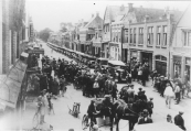 De auto van de heer Jonkers was een Duitse Hansa LLoyd van ongeveer 1920. Dit merk is later overgenomen door Borgward. Deze foto is genomen bij het vertrek van de eerste tocht van oudenvandagen te Gorredijk in 1929 en de Hansa LLoyd staat vooraan.

(fotonr: 3165. Bron: Johan Beenen, Gorredijk)

