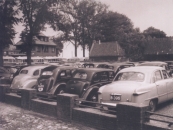 Opening van de ZWH-garage in Balk, 1950. De auto van Marten Bakker netjes geparkeerd.