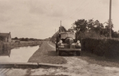 Op deze foto ziet u de heren Anne Hofma en Lammert Oosterhof voor het eerst met de vrachtauto van de CAF langs de Opsterlandse Compagnonsfeart rijden nadat de wijken gedempt waren. De weg heette toen nog Vaart?

 Deze foto is op 17-08-1949 genomen door Hans van der Wal, toenmalig adres: Vaart 30 Lippenhuizen.



(fotonr: 1497. Bron: Jurjen Posthumus)

Kenteken B30194, Filiaal C.A.F. Gorredijk, Gorredijk, gemeente Opsterland. Afgegeven: 29-7-1946