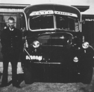 Op de foto van de bus: links Gerrit de Vries, vader van inzender.


(fotonr: 1297. Bron: J.G. de Vries, Gorredijk)

