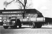 De vrachtwagen (Chevrolet) met het kenteken B-28861 was eigendom van De GATO te Gorredijk. Het nummer is later overgegaan naar de bus (Volvo), eveneens eigendom van De GATO. 

 Het kenteken stond voorheen op een GMC (legervoertuig), eigendom van vrachtrijder Gerrit de Vries uit Gorredijk. De vrachtrijderij van Gerrit de Vries ging na de oorlog op in de firma GATO (Gorredijkster Auto Transport Onderneming).

 De foto van de Chevrolet is genomen voor het ziekenhuis in Heerenveen.

(fotonr: 1296. Bron: J.G. de Vries, Gorredijk)


