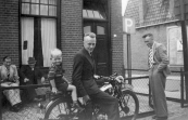 Foto is genomen voor drukkerij Gerben Brouwer, Burgemeester Falkenaweg 2 in Heerenveen.
Op het bankje zit links Auke Brouwer en daarnaast zijn vader Gerben Brouwer. 
Op de motor Jaap de Nes met een van z'n kinderen.