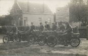 Van Links naar rechts:
 K. van Dam: INDIAN 1923 B9297, H.v. Vos: INDIAN 1922 B4180, Feike Zuidersma (met pet), N.v.d. Heide: BSA 1920 B6106, Tys Haanstra (met hoed), B.v.d. Brug: BSA 1923 B7459, Bart v.d. Schoot, D. de Vries: BSA 1925 B8995 timm.
 Langezwaag. Handelsavondschool.

(Bron: Dorpsarchief van Oude- en Nieuwehorne)