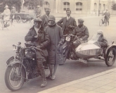 Twee BSA Slopers aan de start van de Friese Elfstedentocht op 2e pinksterdag 1930 in Gorredijk. De achterste machine is voorzien van een fraai aluminium Noxal zijspan en wordt bereden door de heer Van der Veen. De kleding van het gezelschap geeft een aardig beeld van de mode uit die jaren.
 [NB: deze foto is niet gemaakt in Gorredijk zoals in het bijschrift wordt gemeld, maar in Leeuwarden. Op de achtergrond de Beursbrug en het Beursgebouw.]De voorste motor op foto 128 is een 1928 Sloper, de BSA met zijspan is het 1930 dubbelpoort model Sloper.
 Achter de combinatie staat Hendrikus de Boer, de noordelijke importeur en eigenaar.
 Het zijspan is een origineel BSA zijspan, eveneens van 1929/1930, volledig elektr. uitgerust.
Johan Beenen (29-07-2009)


(Bron: Coll. Otto Kuipers)