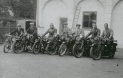 Groep motorrijders achter hotel De Phoenix te Drachten met vlnr Sjouke van Sijen (B-11115?, op een Douglas 1925), Hantje Jan Bottema (B-10138, F.N. 1926), Nuttert van der Heide (B-6101, BSA 1926), Fré Rudolphi (N-7090, BSA 1925), Sietze van der Mei (B-6619?, Simplex 1923), Harm de Vos (B-4180, Indian 1922) en Dirk H. de Vries (B-8995, BSA 1925).Frederik Rudolphij, Gorredijk, gemeente Opsterland. Afgegeven: 30-10-1923 (Duplicaat 12 februari 1930)

-Frederik Rudolphy, Gorredijk, gemeente Opsterland. Afgegeven: 12-2-1930 (Duplicaat 31 december 1945)

De groep moterrijders op foto  zijn leden van moterclub 