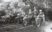 Vlnr Nuttert van der Heide (B-6101, B.S.A. 1926), H. Bottema, Gooitzen Zwanenburg (B-10129, Ariël 1927), M. de Vries (B-11876, B.S.A. 1927), staand met hoed Hendrikus de Boer en Klaas van Dam (B-9297, Sarolea(?), 1927) Klaas van Dam, Gorredijk, gemeente Opsterland. Afgegeven: 8-7-1925 (Geld ontvangen)

(Bron: Coll. Otto Kuipers)