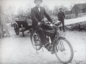 De knecht Venema kijkt toe hoe zijn baas H. v.d. Schoot hier voor de fotograaf poseert met z'n eencilinder N.S.U. uit ca. 1910. Van der Schoot was eigenaar van een kwekerij in Gorredijk.

(Bron: De motorfiets in Nederland 1895-1940. Een terugblik op de vroege motorrijders in Nederland ter gelegenheid van het 35-jarig jubileum van de Veteraan Motoren Club.  Elmar bv Rijswijk 1991) B. v.d. Schoot, Kortezwaag, gemeente Opsterland. (Afgegeven tussen 1 april 1919 en 1 november 1920.)

Kenteken: Lieuwe van der Schoot, Kortezwaag, gemeente Opsterland. Afgegeven: 16-4-1934 (Overgeschreven)