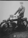 Een foto van de motor met kenteken B-2110.
De persoon ervoor op de fiets is Jacob Betten uit Nieuwehorne.
 Jacob Betten had zelf ook een motor. Jacob Betten staat geregistreerd met nummer B-18056 (26-08-1932).
Firma Veltman & Dorenbosch, Gorredijk, gemeente Opsterland. (Afgegeven tussen 1 april 1919 en 1 november 1920; voor hetzelfde bedrijf zijn de nummerbewijzen B3020 en B3035 afgegeven ten name van Veldman en Dorenbos)

-Firma Veldman en v/d Bosch, Gorredijk, gemeente Opsterland. Afgegeven: 15-8-1921 (Zie na 16.050 overgeschreven)

-Hans Veldman, Gorredijk, gemeente Opsterland. Afgegeven: 10-4-1931 (Overgeschreven)
