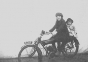 Ook nog een kermisfoto uit 1922. Links Tine van der Veer (1909-1997) en rechts Klas van der Vegt (1917-1999). Tine en Klas waren achternichten.
 foto: coll. Tine Zondervan-van der Veer