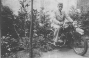 Dit is een foto van mijn vader Henk Beenen achter in de tuin van Fa John Beenen te Gorredijk Hoofdstraat op zijn DKW RT 98cc van 1939. Het kenteken staat op naam van zijn broer Wilhelm. De foto is genomen in de zomer van 1940. Wilhelm Johan Beenen, Gorredijk, gemeente Opsterland. Afgegeven: 18-6-1934

(Bron: Johan Beenen, Gorredijk)