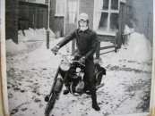 Henk Tuininga op zijn eerste motorfiets in 1962, een Sparta 200cc.