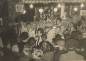 Het afscheid dat de familie Arjaans van het kermis bestaan nam te Gorredijk op 05-11-1955 ging niet onopgemerkt voorbij, het Gorredijkster muziekkorps Ad Altiore Concordia bracht s'avonds om 8 uur een serenade. Op de foto staat mevrouw Arjaans zichtbaar te genieten in haar Nougat & Suikerwerkenkraam. (Foto: Fam. Flikkema).